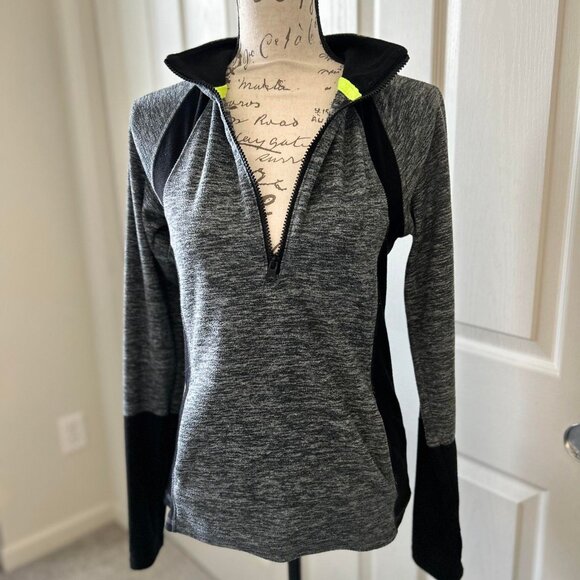 Women's Long-Sleeve Form-Fitting Athletic Top with Half Zip on the Front - Picture 5 of 8